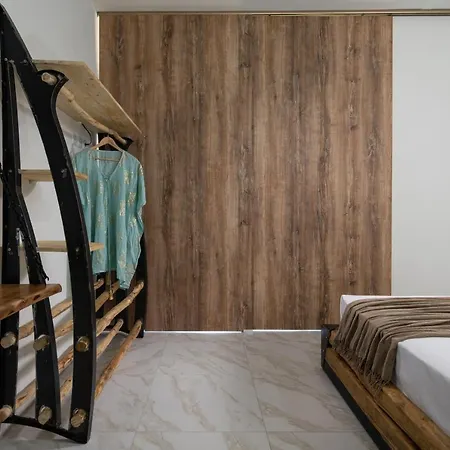 Simon Prive Vourvourou